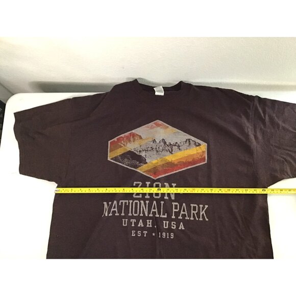 GILDAN- MENS BROWN FRONT GRAPHIC SHORT SLEEVE COTTON T-SHIRT SIZE 2XL - Picture 6 of 7